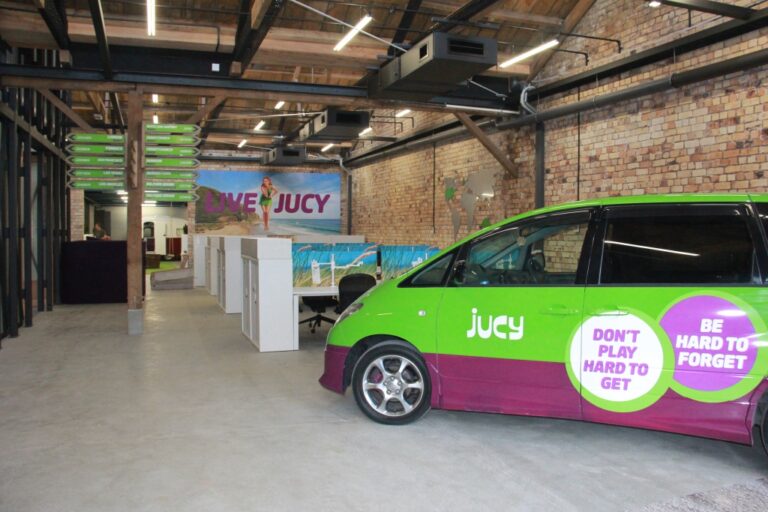 Fixed and height-adjustable workstations in the JUCY office fit-out